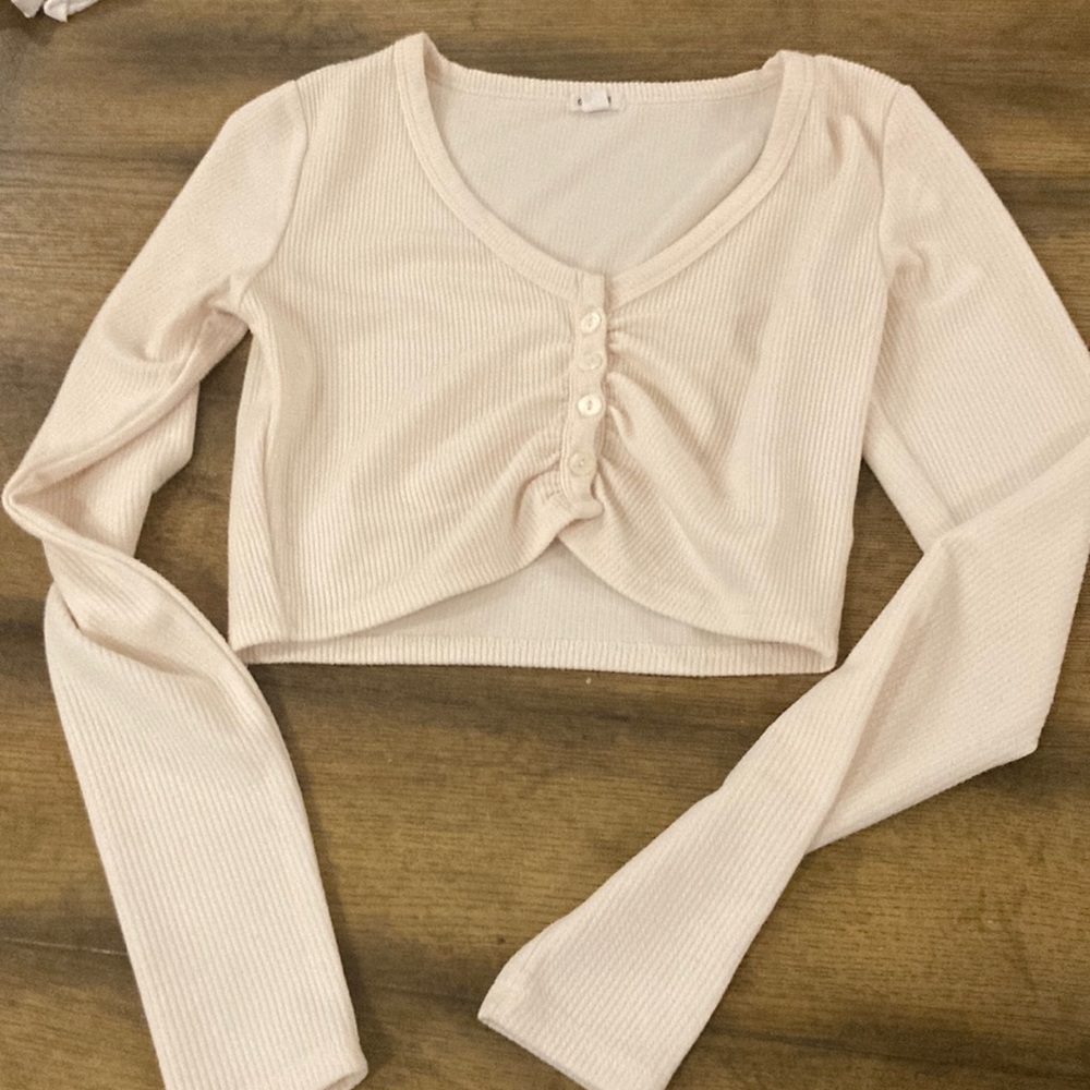 Super cute Garage long sleeve crop